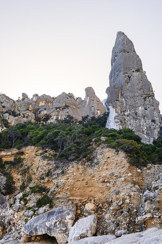 Monte Caroddi，位于意大利撒丁岛东海岸的金字塔尖顶